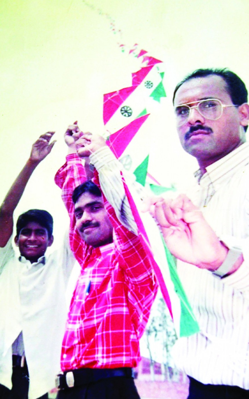 Most Kites Flown in a Single String